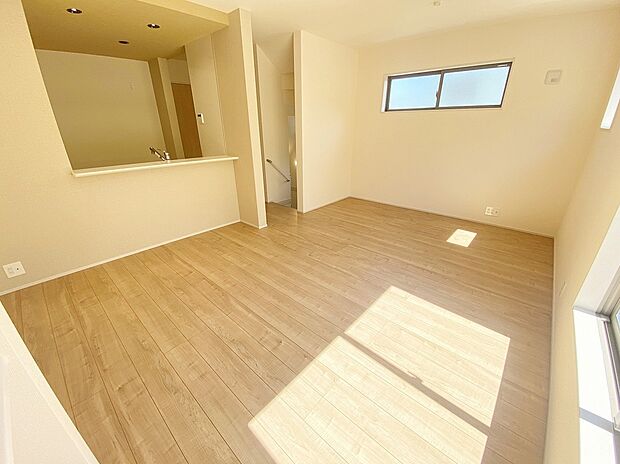 【リビング】≪Living room≫
お子様が走り回っても安心の広々リビングにはご家族との自然なコミュニケーションが生まれるリビングイン階段を採用！暖かい光が降り注ぐ、温もりあふれるお住まいです☆