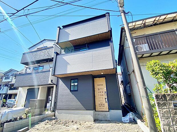 【現地外観写真】≪内覧以外にも資金計画やライフプランに寄り添ったご提案をいたします♪≫グレーのアクセントカラーがぱっと目をひくシンプルシックでおしゃれな外観！