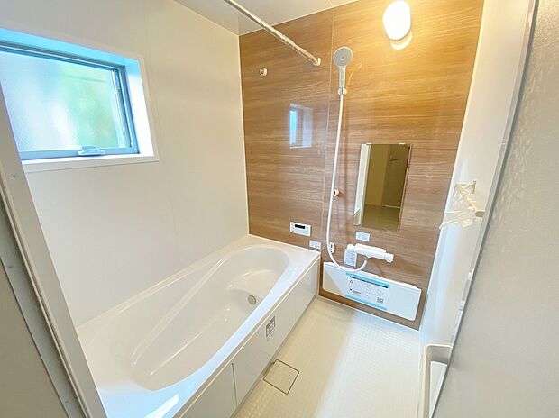 【浴室】≪Bathroom≫
1日の疲れた体を癒せるシステムバス。窓もあるので湿気もこもりません。雨の日のお洗濯も安心な「浴室乾燥機」つき♪