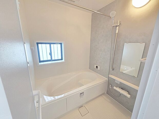 【浴室】≪Bathroom≫
スイッチひとつでバスタイムの準備ができるオートバスが便利♪雨の日や夜間の洗濯に便利な「浴室乾燥機」も標準装備です！