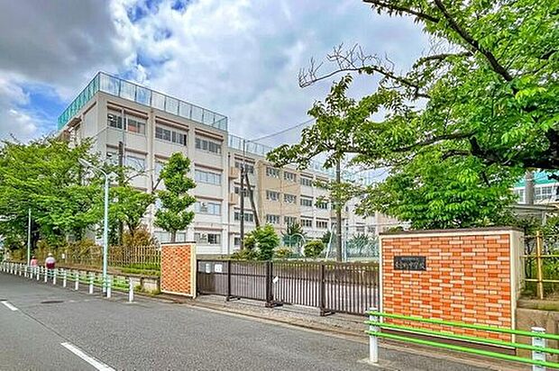 葛飾区立東金町中学校（約700m）