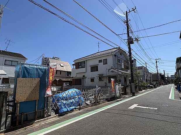 【前面道路含む現地写真】≪見学予約可能！≫前面道路幅6m！陽当たり良好です！お車の駐車も安心ですね♪