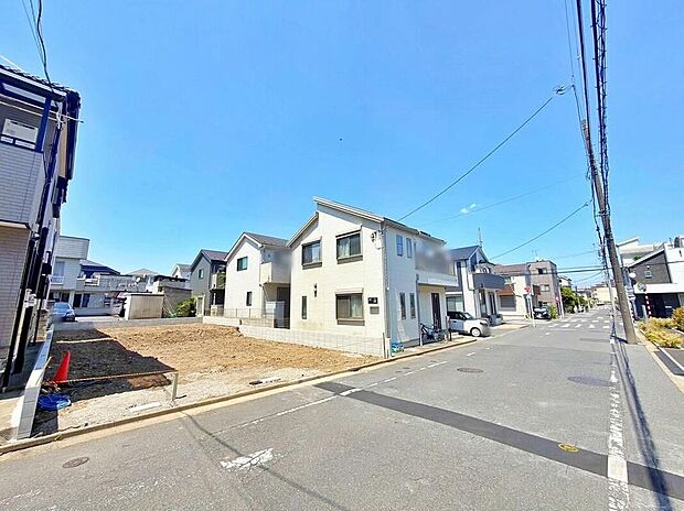 【前面道路含む現地写真】≪見学予約ができます！≫太陽光発電搭載：電気料金の節約に繋がるだけでなく、夏場は屋根の直射日光による温度上昇を抑制することで室内が涼しくなります♪
