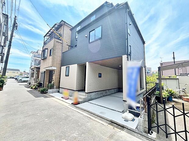 【前面道路含む現地写真】スーパー、ドラッグストアが徒歩2分！お買物に便利なロケーションです♪お家周辺でお買い物が済んでしまうので、小さなお子様がいらっしゃるご家族にもおすすめです。