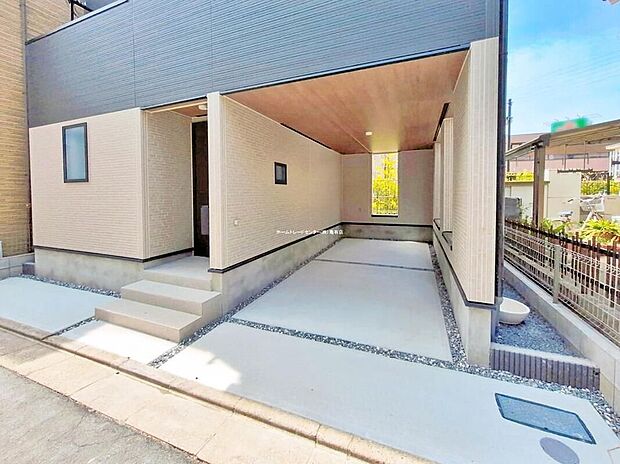 【現地外観写真】≪見学予約可能！≫
ビルトインガレージの車庫は雨からお気に入りのお車を守ってくれます♪