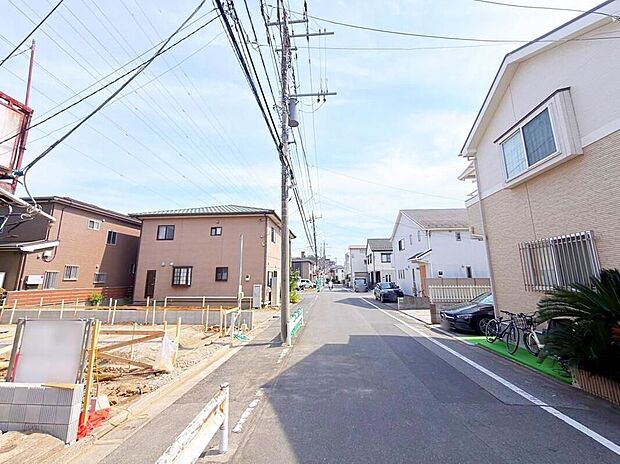 【前面道路含む現地写真】≪現地（2026年6月）撮影≫駅徒歩4分の快適アクセスに加え、生活施設が身近に揃う暮らしやすい住環境。