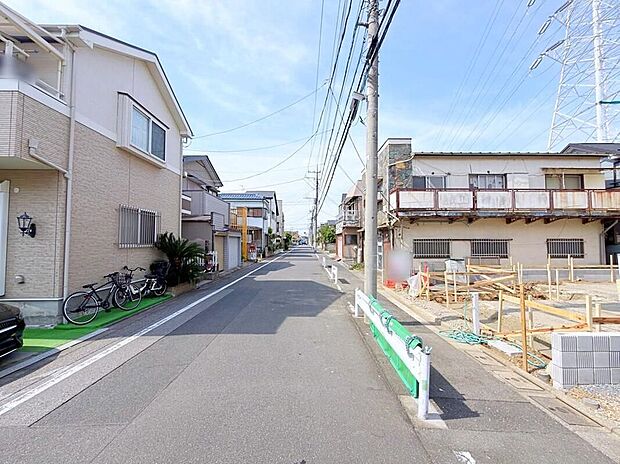【前面道路含む現地写真】≪現地（2026年6月）撮影≫広々とした前面道路は、お車の出し入れがしやすく、駐車時も安心です。
