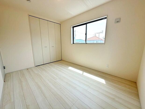 【リビング以外の居室】収納も完備しているので、お部屋は美しい空間を保てますね！明るい壁紙と優しい木目のフローリングがお部屋を明るく広く見せます。