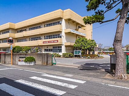 三郷市立八木郷小学校 240ｍ(徒歩3分)
