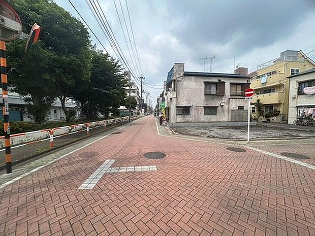 【 前面道路含む現地写真】閑静な住宅街に位置し、落ち着いた住環境でゆったりとした暮らしを叶えます!(2026年6月撮影)