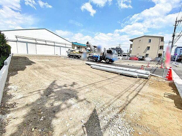 【現地写真】南側約8m公道に面した全8棟の分譲地。建築前だからこそ敷地の広さや建物配置を確認できます。現地見学や資料請求にも迅速に対応しておりますのでお気軽にご相談ください。現地(2026年4月)撮影