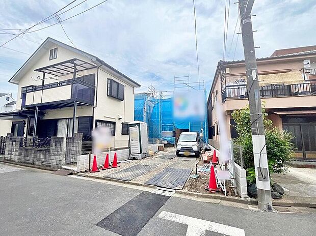 【前面道路含む現地写真】戸建住宅だからこそ叶う、自由度の高い暮らし。ペットとの時間を楽しむのはもちろん、ガーデニングやDIY、車・バイクのお手入れなど、ご家族それぞれの「好き」を満喫できます。現地（2026年06月）撮影