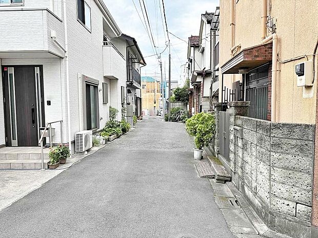 【前面道路含む現地写真】本木小学校まで徒歩7分！周辺にはお買い物施設も充実しています♪＜現地（2026年6月）撮影＞