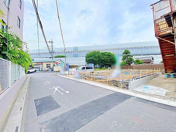【前面道路含む現地写真】戸建住宅だからこそ叶う、自由度の高い暮らし。ペットとの時間を楽しむのはもちろん、ガーデニングやDIY、車・バイクのお手入れなど、ご家族それぞれの「好き」を満喫できます。