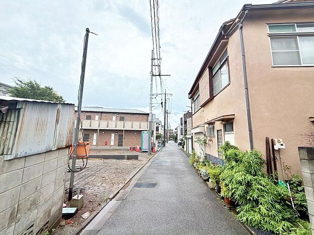 【前面道路含む現地写真】現地（2026年6月）撮影
カースペース1台ございますので、通勤で車をお使いの方にもオススメ◎
前面道路は交通量少なめの４ｍ道路。