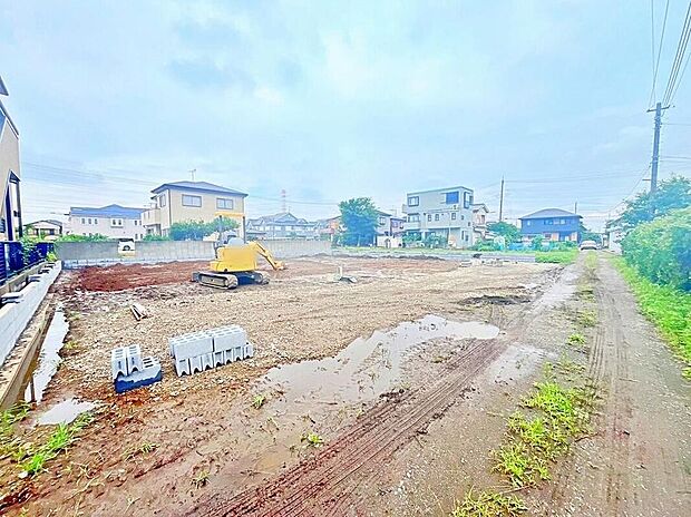 【前面道路含む現地写真】≪見学予約ができます!≫陽当たりの良いお庭では、お子様の遊び場や趣味のガーデニングなど、ライフスタイルに合わせていろいろとお楽しみ頂けそうです♪