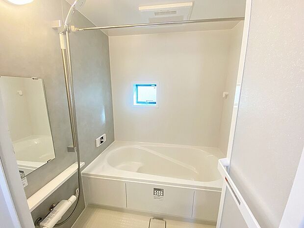 【浴室】≪Bathroom≫
スイッチひとつでバスタイムの準備ができるオートバスが便利♪雨の日や夜間の洗濯に便利な「浴室乾燥機」も標準装備です!