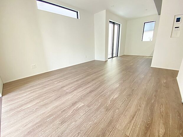 【リビング】≪Living room≫
広々とした開放感あふれるリビングです。ゆったり寛げる充分な広さがございますので、ご家族でインテリアのレイアウトを考えるのも楽しみになりそうです。