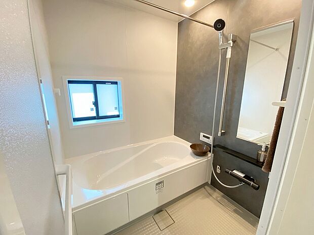 【浴室】≪Bathroom≫
窓付きのバスルームは、採光もあり明るく気持ちの良い空間です。窓があることで、換気環境も良好。掃除もスムーズに出来ます。浴室乾燥機付き♪