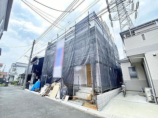 【現地外観写真】現地(2026年6月)撮影。周辺にはスーパーやコンビニ、ドラッグストアが揃い、日々のお買い物にも便利です!