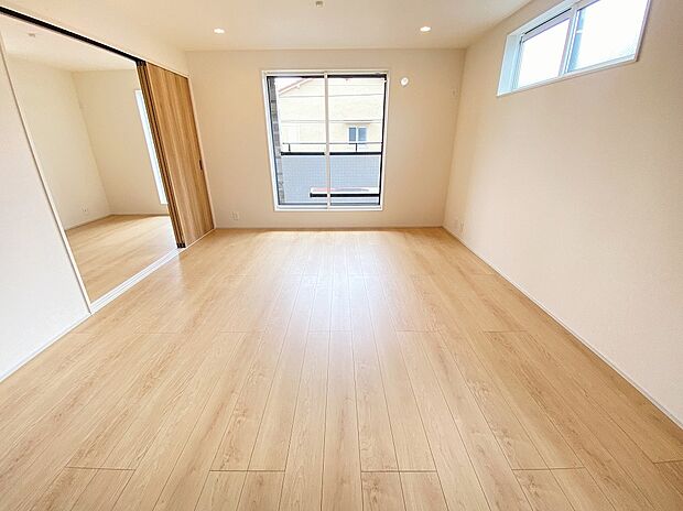 【リビング】≪Living room≫
家族のスペースでのんびりとおくつろぎください。床暖房を装備しておりますので、寒い冬でも快適にお過ごしいただけます♪