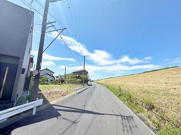 【前面道路含む現地写真】前面道路が6mあるので、駐車時も安心です。 現地(2026年7月)撮影
