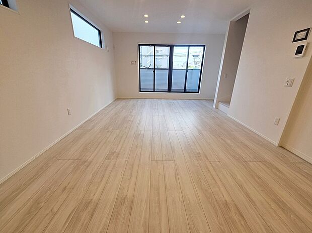【リビング】≪Living room≫
採光良好なリビングは、ご家族の憩いの空間。居心地の良い快適な安らぎの場所にもなりそうです!
家族のスペースでのんびりとおくつろぎください!≪Kitchen≫
対面式キッチン