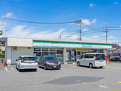 ファミリーマート三郷かまくら店 900m (徒歩12分・自転車で3分)
