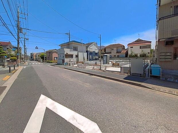 【前面道路含む現地写真】≪見学予約可能!≫陽当り・風通しの良い道路に面したお住まい。道路幅も広めで、開放感たっぷり♪お車の駐車も楽々です♪