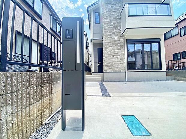 【現地外観写真】≪宅配BOX≫戸建用の宅配ボックスを設置。通販でのお買い物などお荷物が届く予定があっても時間を気にせず外出できるので大変便利です♪