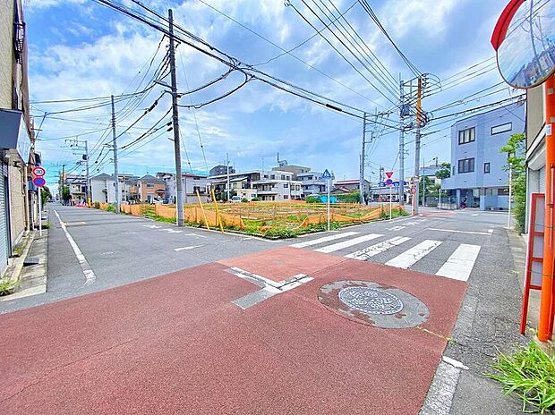 【前面道路含む現地写真】≪見学予約可能!≫利便性と周辺環境の心地よさは写真や文章では伝えきれません。日々の動線や採光、周辺施設との距離感まで、ぜひ現地でご体感ください。