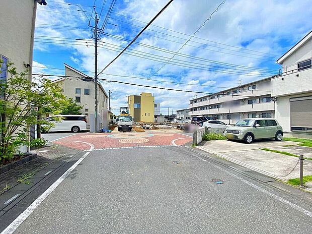 【分譲地の外観(前面道路)】周囲に駐車スペースと低層住宅が並び、前面道路幅は約6mのため車の出し入れもスムーズに行えます。現地(2026年8月)撮影