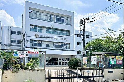 三郷市立栄中学校 1000m (徒歩13分)