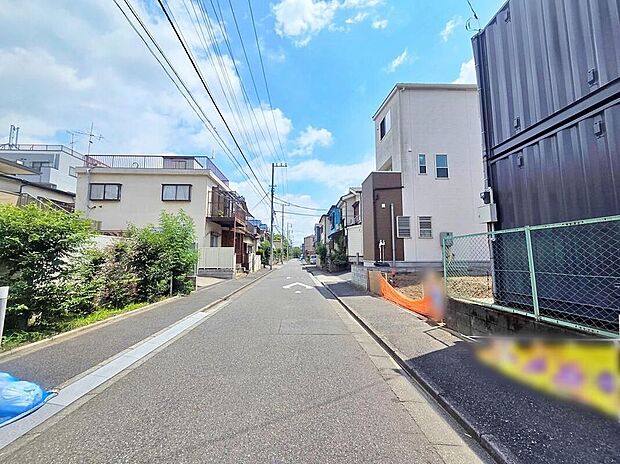 【前面道路含む現地写真】現地（2026年8月）撮影　前道路7m接道で駐車楽々♪

