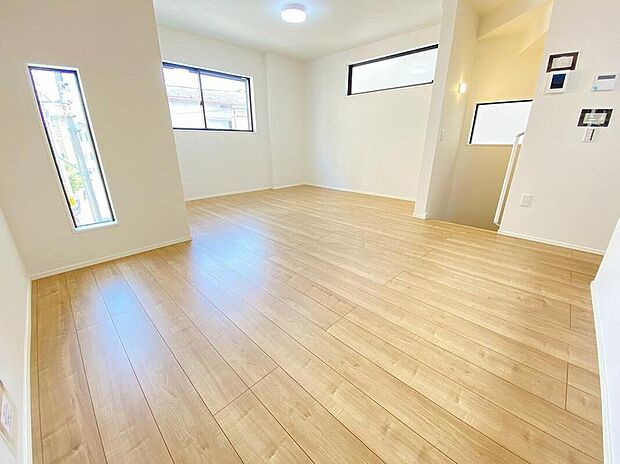 【≪Living room≫】陽当りとプライバシー性に恵まれた2階リビング♪ご家族の様子が分かりやすい対面式キッチン付き♪他にも様々な用途に使えるスタディーカウンター付き♪
