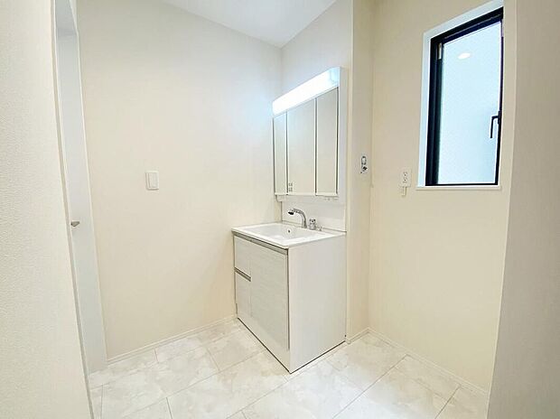 【≪Powder room≫】明るく清潔感溢れるサニタリースペース。毎日使う場所だからこそ、快適な空間となっております。散らかりがちな洗面所も三面鏡うしろの収納でスッキリ!
