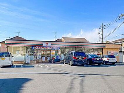 セブンイレブン足立伊興2丁目店 850m (徒歩11分、自転車4分)
