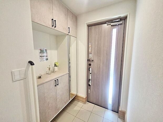 【≪Entrance≫】コの字型の玄関収納を採用。多くの靴を収納できる上、飾り棚を利用して、お越しいただくお客様をおもてなしできます。※小物は付属しません