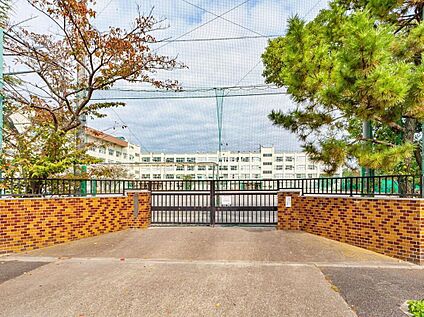 足立区立花保中学校 750m(徒歩10分)