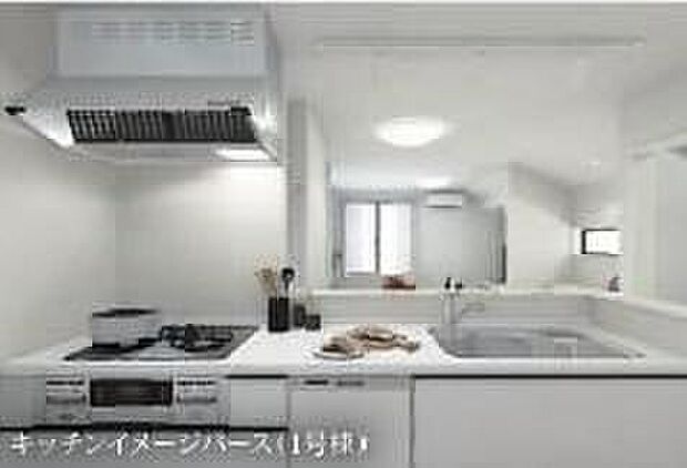 【≪Kitchen≫】対面式キッチンからは、リビングにいるご家族の様子が一目で分かります。小さいお子様がいても安心です。※画像はイメージです