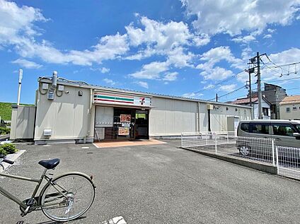 セブンイレブン三郷東町店 800m(徒歩10分)