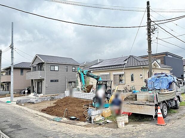 【現地外観写真】現地(2026年9月)撮影
造成・整地中の分譲地外観。重機と作業車が確認できる角地で、南側4m公道に面しています。完成予定:2027年1月末。