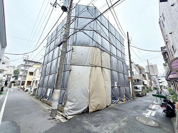 【現地外観写真】現地(2026年9月)撮影 家族のコミュニケーションを重視した対面式キッチンやリビングイン階段を採用♪