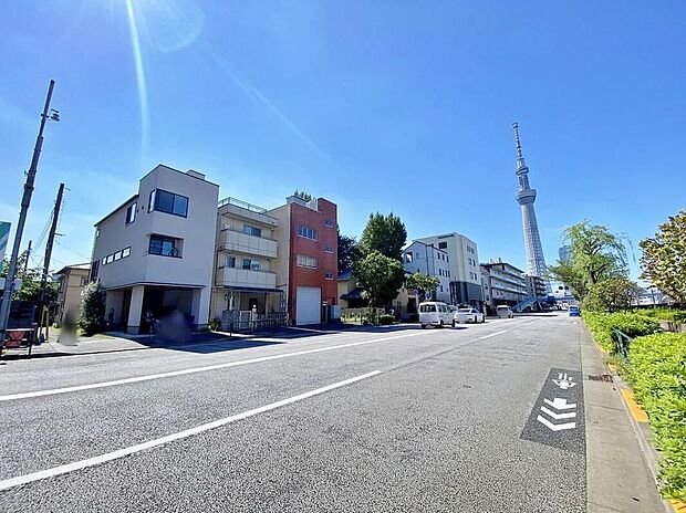 【前面道路含む現地写真】◆住宅性能評価の6項目で最高等級を取得！◆
耐震等級(倒壊・損傷等防止)・耐風等級・劣化対策等級
ホルムアルデヒド対策等級・維持管理対策等級
