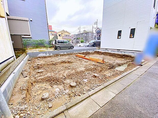 【現地外観写真】整地された売地の外観写真です。前面道路は幅4mのアスファルト舗装、土地面積57.85m2。車種によりビルトインガレージ対応。／現地（2026年9月）撮影