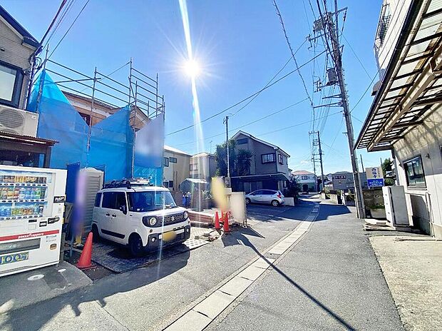 【前面道路含む現地写真】現地(2026年9月)撮影
北側約4mの公道に面する現地の様子です。建築中の外観と敷地前の駐車2台分スペースを確認できます。