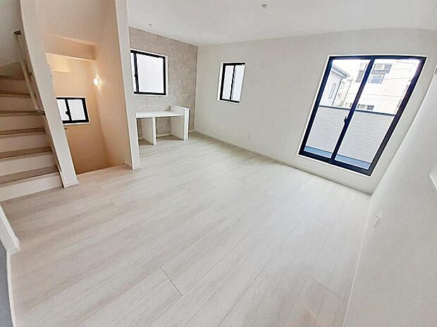 3号棟
17.3帖の明るいリビング♪
対面式キッチンは、家事をしながら家族の様子が一目でわかる、安心&便利設備♪
リビング階段仕様となっているので、毎日家族とのコミュニケーションが捗りそう♪