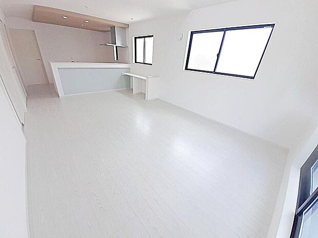 2号棟
明るい雰囲気が心地いいリビング♪
3面採光を施したました♪
家族団らんの時間も増えそうなくつろぎの場所になりそう♪