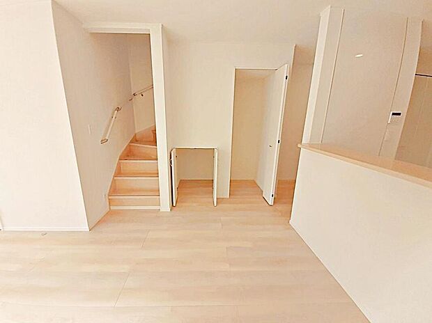 1号棟 リビング収納
リビングに収納スペースが充実しています♪
パントリーとしても使えて便利です♪
急な来客時でも安心ですね♪