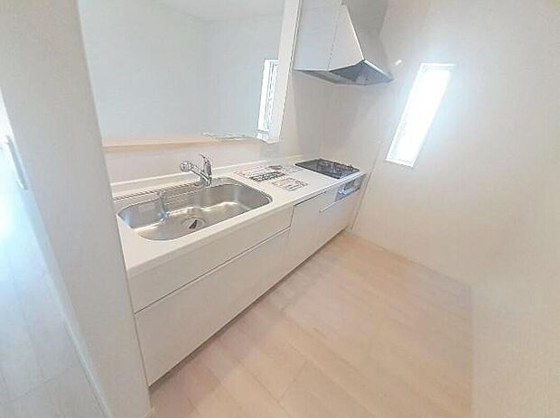 1号棟
収納力豊富なシステムキッチン。
大型スライド収納付きで、すっきり片付けやすいキッチンです。
床下収納もついています♪